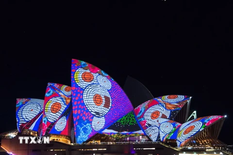 Nhà hát Opera Sydney lung linh sắc màu trong lễ hội "Vivid Sydney 2016," hồi tháng Sáu vừa qua. (Ảnh: THX/TTXVN)