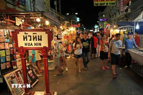Du khách thăm quan một khu chợ đêm tại Hua Hin của Thái Lan. (Ảnh: UPI/TTXVN)