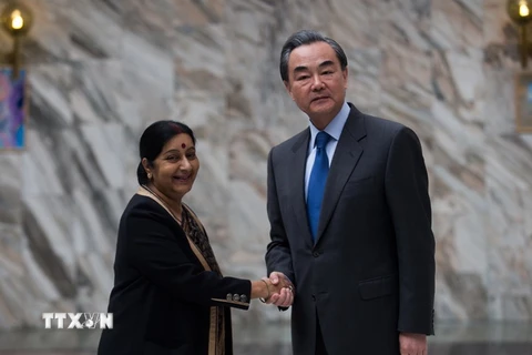 Ngoại trưởng Trung Quốc Vương Nghị (phải) có cuộc hội đàm với người đồng cấp Ấn Độ Sushma Swaraj tại Moskva của Nga hồi tháng Tư vừa qua. (Ảnh: THX/TTXVN)