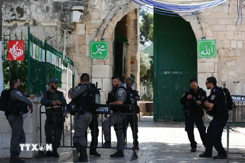 Cảnh sát Israel gác ở lối vào đền thờ Hồi giáo Al-Aqsa ngày 27/6 vừa qua. (Ảnh: AFP/TTXVN)