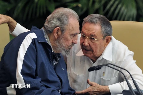 Lãnh tụ Cuba Fidel Castro (trái) và Chủ tịch Cuba Raul Castro - em trai ông. (Ảnh: AFP/TXVN)