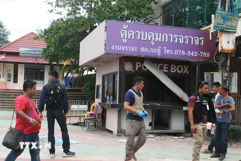 Cảnh sát Thái Lan điều tra tại hiện trường vụ đánh bom ở Patong, tỉnh Phuket ngày 12/8 vừa qua. (Ảnh: EPA/TTXVN)