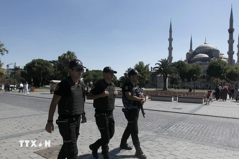 Cảnh sát Thổ Nhĩ Kỳ tuần tra tại Istanbul ngày 21/6 vừa qua. (Ảnh: EPA/TTXVN)