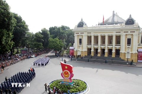 Diễu binh, diễu hành qua Quảng trường Cách mạng Tháng Tám. (Ảnh: TTXVN)