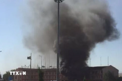 Khói bốc lên từ hiện trường vụ đánh bom xe ở Elazig. (Nguồn: Press TV/TTXVN)