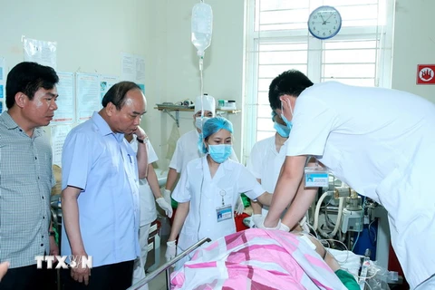 Thủ tướng Nguyễn Xuân Phúc thăm các nạn nhân tại Bệnh viện Đa khoa tỉnh Yên Bái. (Ảnh: Thống Nhất/TTXVN)