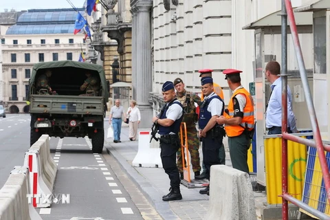 Cảnh sát Bỉ gác bên ngoài văn phòng Thủ tướng ở Brussels ngày 7/8 vừa qua. (Ảnh: AFP/TTXVN)
