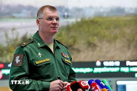 Phát ngôn viên Bộ Quốc phòng Nga Igor Konashenkov phát biểu trong cuộc họp báo ở Moskva về lệnh ngừng bắn tại Syria. (Ảnh: ITAR-Tass/TTXVN)