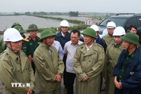 Phó Thủ tướng Vương Đình Huệ và lãnh đạo thành phố Hải Phòng kiểm tra công tác phòng, chống cơn bão số 3 tại khu vực đê biển thuộc quận Đồ Sơn. (Ảnh: Lâm Khánh/TTXVN)