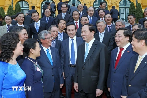Chủ tịch nước Trần Đại Quang với các Đại sứ, Trưởng đại diện cơ quan Ngoại giao của Việt Nam ở nước ngoài. (Ảnh: Nhan Sáng/TTXVN)