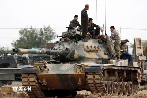 Xe tăng quân đội Thổ Nhĩ Kỳ trong chiến dịch chống IS tại thành phố biên giới Karkamis ở vùng Gaziantep, ngày 24/8. (Ảnh: EPA/TTXVN)