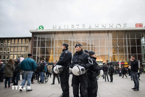 Lực lượng an ninh Đức được triển khai bên ngoài nhà ga Koln ở Cologne. (Ảnh: AFP/TTXVN)