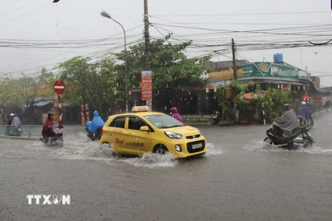 Ngã ba giao cắt trên đường Lý Bôn (thành phố Thái Bình, tỉnh Thái Bình) đã "hóa sông" sau cơn mưa lớn xảy ra trưa ngày 23/8 vừa qua. (Ảnh: Xuân Tiến/TTXVN)