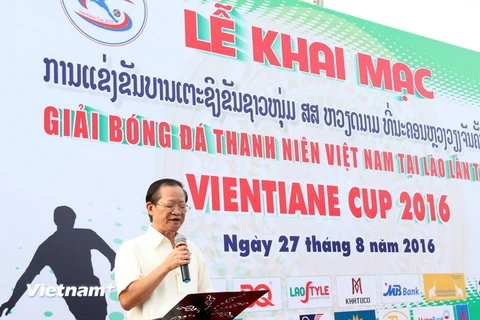 Ông Hà Anh Dân, Phó Bí thư Đảng ủy, đại diện Đại sứ quán Việt Nam tại Lào phát biểu tại lễ khai mạc. (Ảnh: Phạm Kiên/Vietnam+)