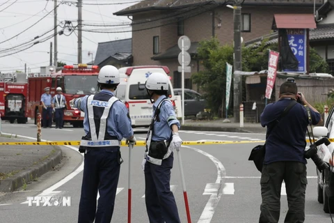 Cảnh sát Nhật Bản điều tra tại hiện trường một vụ tấn công. (Ảnh: EPA/TTXVN)