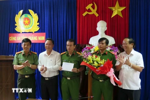 Lãnh đạo tỉnh Quảng Nam thưởng "nóng” Ban chuyên án. (Ảnh: Nguyễn Sơn/TTXVN)