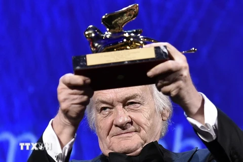 Đạo diễn Ba Lan Jerzy Skolimowski được trao giải thưởng Thành tựu trọn đời tại Liên hoan phim quốc tế Venice. (Ảnh: EPA/TTXVN)