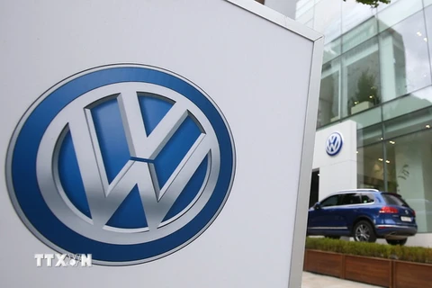 Logo của hãng Volkswagen tại cửa hàng ở Seoul ngày 30/9/2015. (Ảnh: EPA/TTXVN)