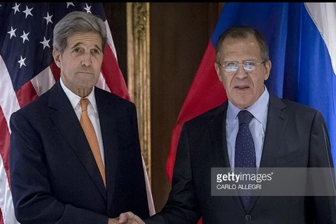 Ngoại trưởng Nga Sergei Lavrov và người đồng cấp Mỹ John Kerry trong cuộc gặp hồi tháng 10/2015, tại Vienna. (Nguồn: Getty Images)