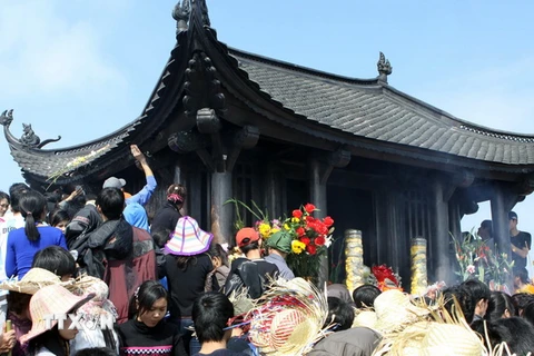 Khách thập phương thắp hương, cầu tài lộc tại chùa Đồng, Yên Tử, tỉnh Quảng Ninh. (Ảnh: Đình Trân/TTXVN)