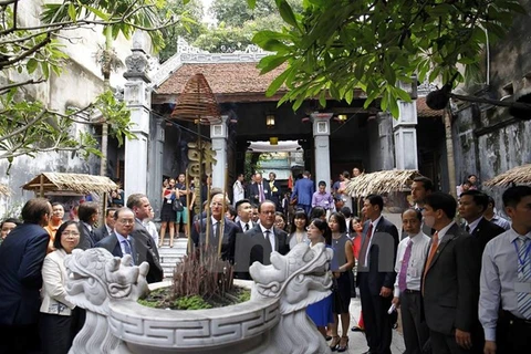 Tổng thống Pháp Francois Hollande thăm đền Kim Ngân. (Ảnh: Minh Sơn/Vietnam+)