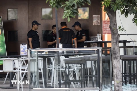 Cảnh sát Malaysia điều tra tại hiện trường vụ tấn công bằng lựu đạn nhà hàng Modiva ngày 28/6 vừa qua. (Ảnh: EPA/TTXVN)