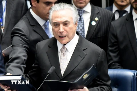Tổng thống lâm thời Brazil Michel Temer (phía trước) tại lễ tuyên thệ nhậm chức Tổng thống ở Brasilia ngày 31/8 vừa qua. (Ảnh: EPA/TTXVVN)