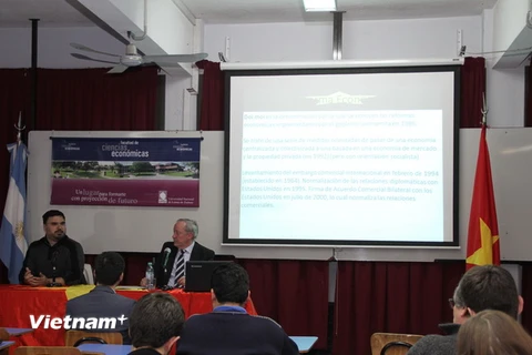 Giáo sư Ezequiel Ramoneda phát biểu tại buổi tọa đàm. (Ảnh: Diệu Hương/Vietnam+)
