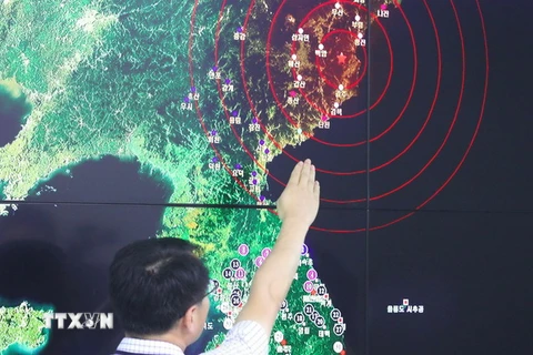 Một chuyên gia Cơ quan Khí tượng Hàn Quốc phân tích các dư chấn đo được sau vụ nổ được cho là vụ thử hạt nhân của Triều Tiên, tại Seoul ngày 9/9. (Ảnh: AFP/TTXVN)
