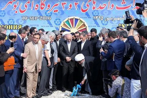 Lãnh đạo thành phố cảng miền Nam Bushehr làm lễ động thổ nhà máy điện hạt nhân thứ hai. (Nguồn: AP)