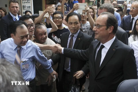 Tổng thống Cộng hòa Pháp Francois Hollande đi bộ tham quan phố cổ Hà Nội. (Ảnh: Phạm Kiên/TTXVN)