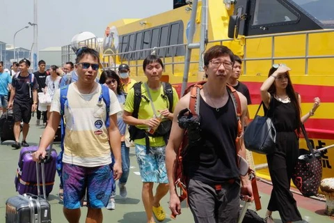 Khách du lịch được đưa ra khỏi một chiếc thuyền ở bến cảng Tungkang ở miền nam quận Pingtung của Đài Loan. (Nguồn: abc)