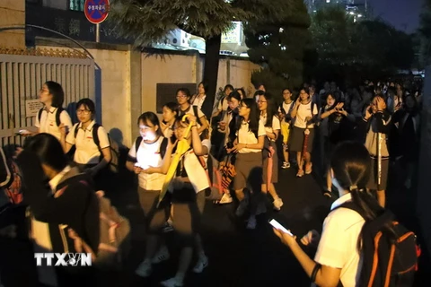 Các sinh viên trường trung học Hàn Quốc đổ xuống đường phố do lo ngại dư chấn sau động đất ở Ulsan, cách thủ đô Seoul khoảng 300km về phía đông nam ngày 12/9. (Ảnh: AFP/TTXVN)