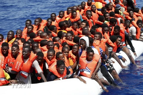 Nhân viên Cơ quan Chữ thập đỏ Italy tham gia giải cứu người di cư trên biển ngoài khơi Libya ngày 18/8 vừa qua. (Ảnh: EPA/TTXVN)