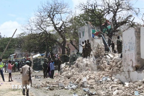 Hiện trường đổ nát sau vụ đánh bom nhằm vào khách sạn SYL của Somalia ngày 30/8 vừa qua. (Ảnh: THX/TTXVN)