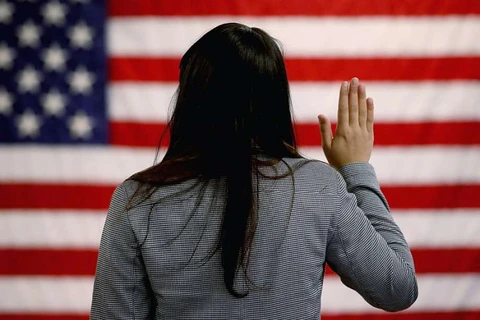 Một người phụ nữ tuyên thệ trong buổi lễ nhập tịch tại Cơ quan Di trú và Nhập tịch Mỹ. (Nguồn: Getty Images)