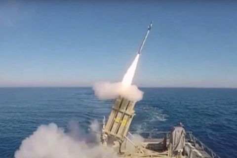 Tên lửa Vòm sắt trên biển được phóng từ tàu chiến Israel ngày 18/5 vừa qua. (Nguồn: Times of Israel)