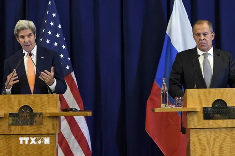 Ngoại trưởng Mỹ John Kerry (trái) và Ngoại trưởng Nga Sergei Lavrov (phải) trong cuộc họp báo công bố đạt được thỏa thuận ngừng bắn ở Syria, tại Geneva, Thụy Sĩ ngày 9/9 vừa qua. (Ảnh: EPA/TTXVN)