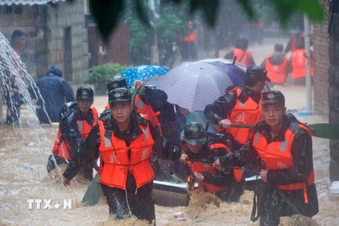 Hỗ trợ người dân sơ tán tránh mưa bão Meranti tại thành phố Tuyền Châu, tỉnh Phúc Kiến ngày 15/9 vừa qua. (Ảnh: THX/TTXVN)