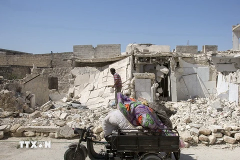 Cảnh đổ nát sau các vụ không kích ở Aleppo. (Ảnh: EPA/TTXVN)