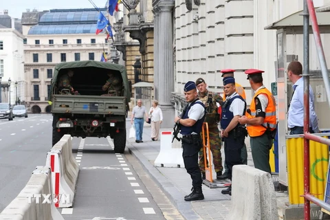 Cảnh sát Bỉ gác bên ngoài văn phòng Thủ tướng ở Brussels. (Ảnh: AFP/TTXVN)