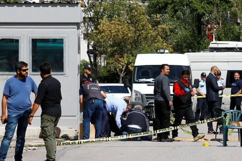 Cảnh sát, chuyên gia pháp y kiểm tra ở phía trước của Đại sứ quán Israel tại thủ đô Ankara của Thổ Nhĩ Kỳ, ngày 21/9. (Nguồn: Reuters)
