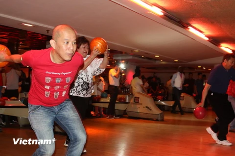 Lãnh đạo Đại sứ quán các nước ASEAN khởi động thi đấu Bowling. (Ảnh: VIệt Sơn/Vietnam+)