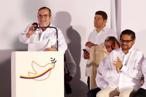 Thủ lĩnh FARC Rodrigo Londono Echeverri (trái) phát biểu tại lễ ký kết thỏa thuận hòa bình ở Cartagena, Colombia ngày 26/9 vừa qua. (Ảnh: EPA/TTXVN)