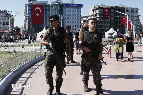 Binh sỹ đặc nhiệm của Thổ Nhĩ Kỳ được tăng cường an ninh tại Quảng trường Taksim ở Istanbul ngày 21/7 vừa qua. (Ảnh: EPA/TTXVN)
