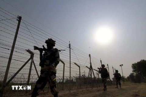 Lực lượng an ninh biên giới Ấn Độ tuần tra dọc Đường ranh giới quốc tế Ấn Độ-Pakistan ở khu vực Arnia, cách Jammu, thủ phủ của Kashmir, khu vực do Ấn Độ kiểm soát khoảng 40km. (Ảnh: EPA/TTXVN)