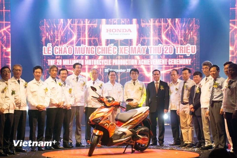 Đại diện Honda Việt Nam và lãnh đạo địa phương bên chiếc xe máy thứ 20 triệu. (Nguồn: HVN)