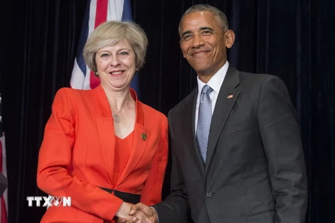 Tổng thống Barack Obama (phải) và Thủ tướng Anh Theresa May (trái) tại cuộc gặp ở Hàng Châu. (Ảnh: AFP/TTXVN)