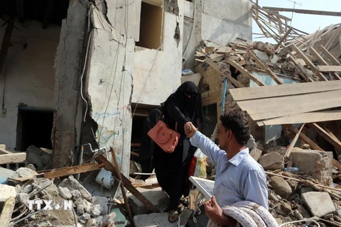 Cảnh đổ nát sau một cuộc không kích tại thành phố Hodeida, Yemen ngày 22/9 vừa qua. (Ảnh: AFP/TTXVN)