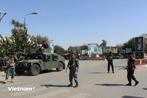 Lực lượng an ninh Afghanistan giao tranh với phiến quân Taliban tại thành phố Kunduz ngày 3/10. (Ảnh: AFP/TTXVN)